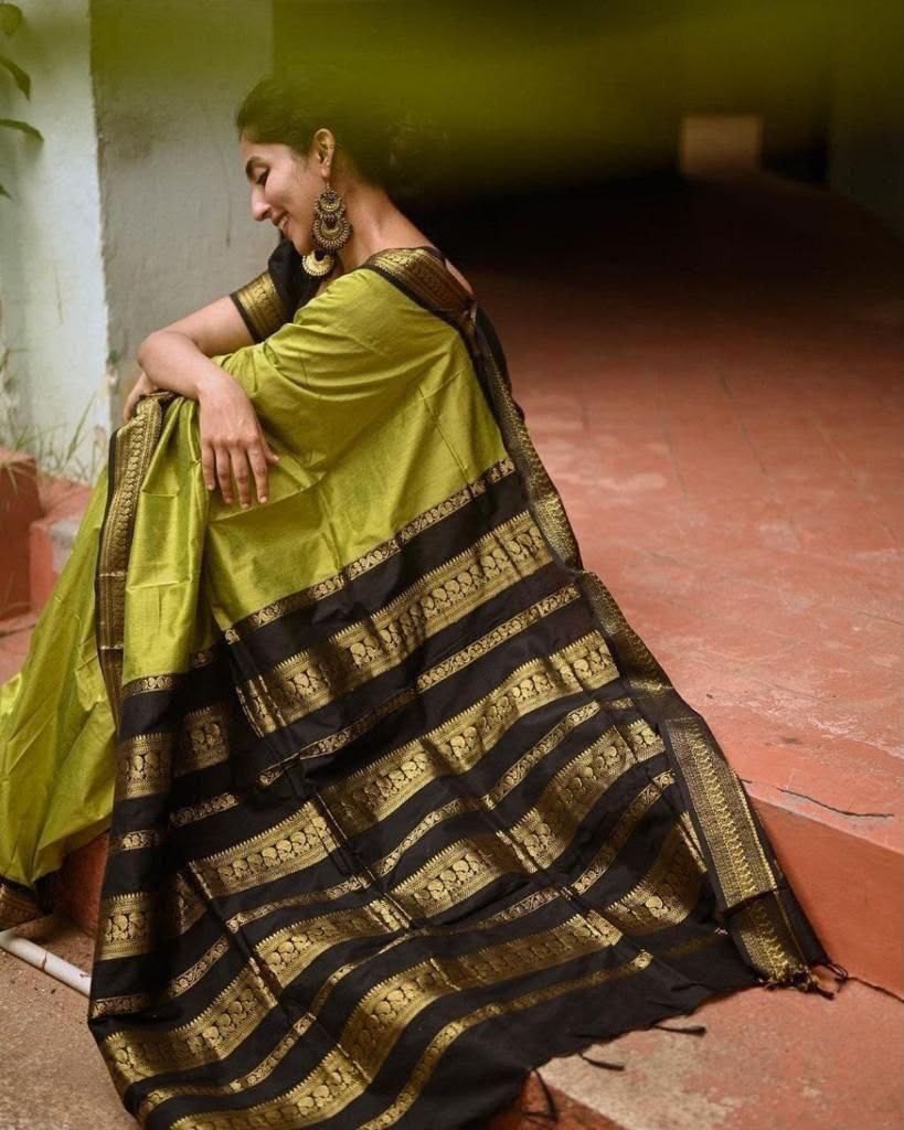 Lichi Silk Saree with Jacquard Weaving & Brocade Blouse