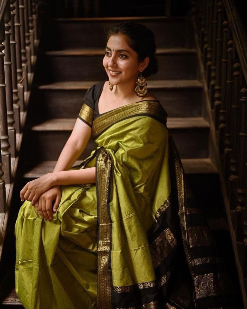 Lichi Silk Saree with Jacquard Weaving & Brocade Blouse