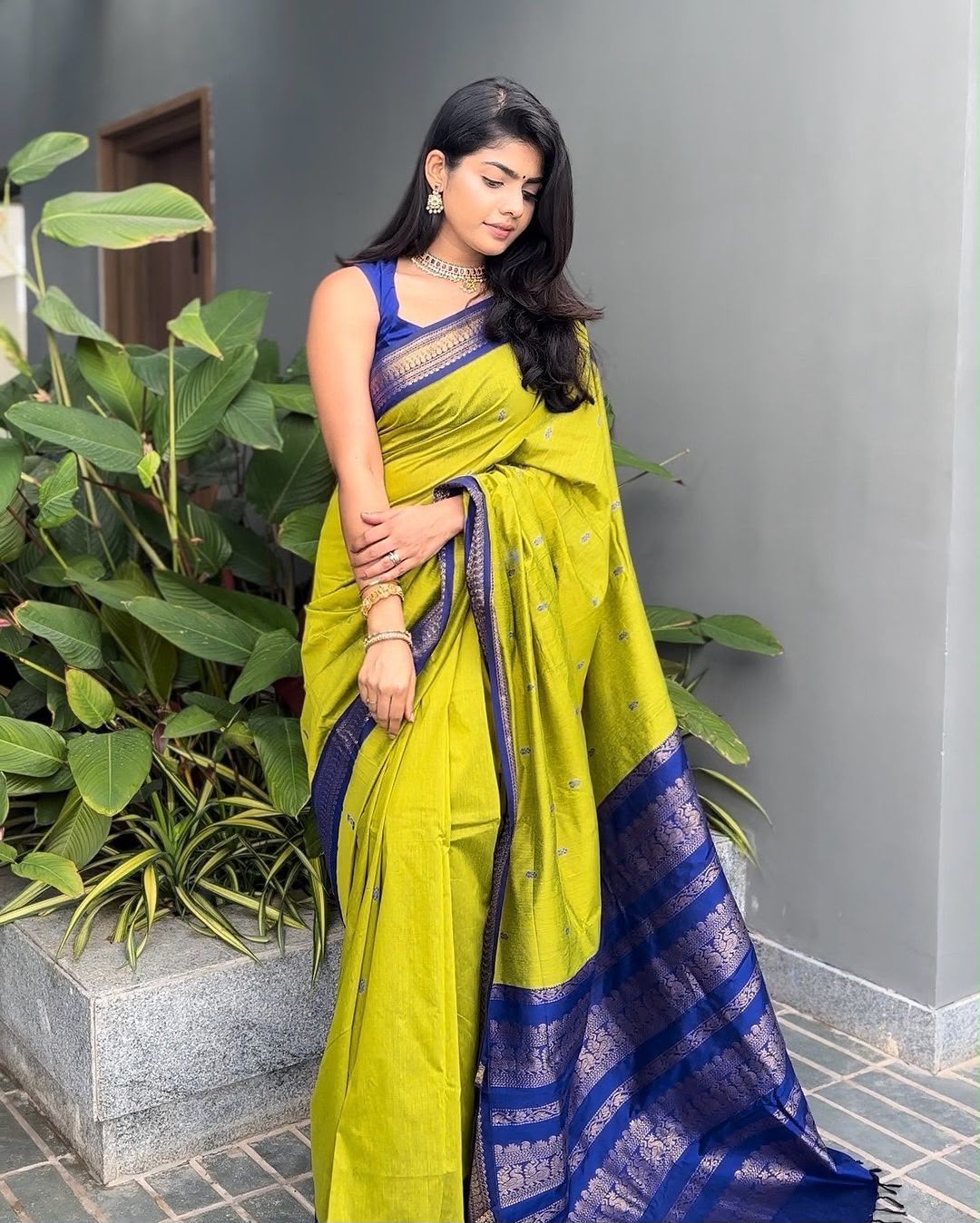 Lichi Silk Saree with Jacquard Weaving & Rich Pallu