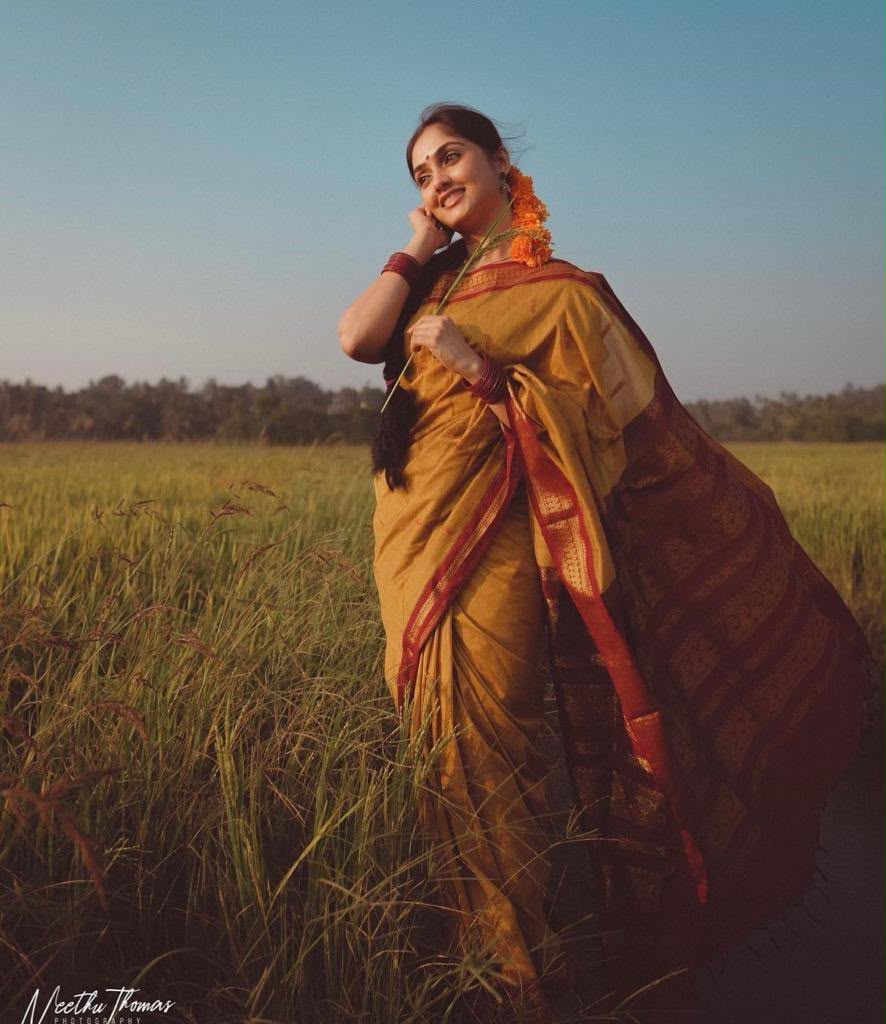 Lichi Silk Saree with Jacquard Weaving & Rich Pallu
