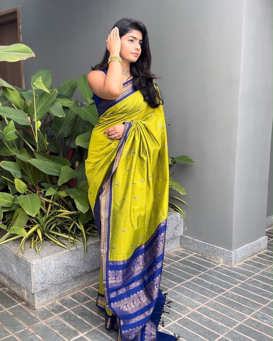 Lichi Silk Saree with Jacquard Weaving & Rich Pallu