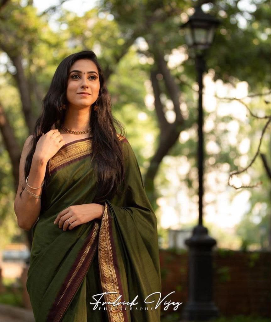 Lichi Silk Saree with Jacquard Weaving & Brocade Blouse