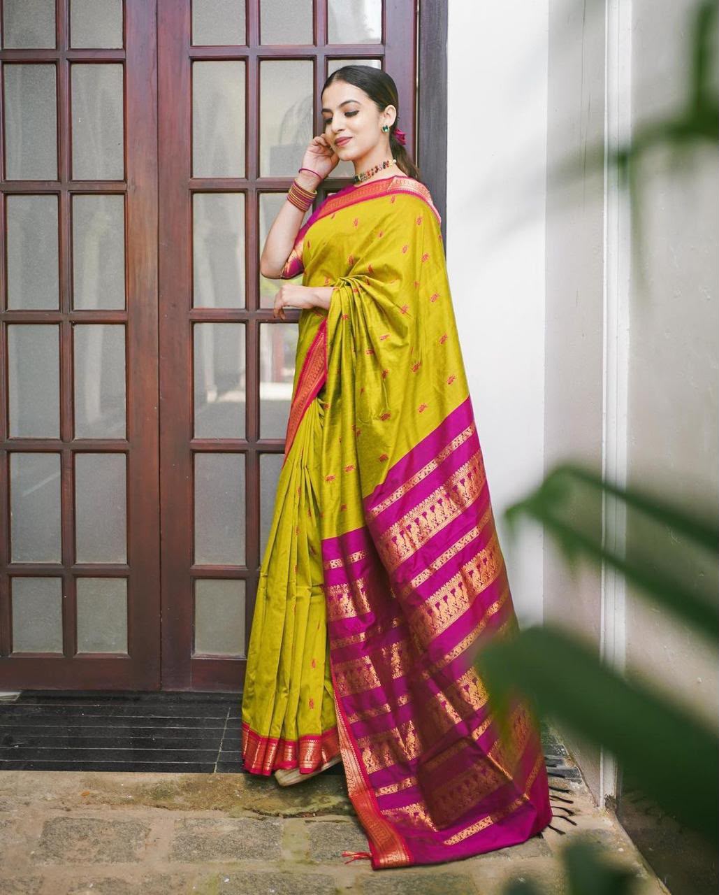Lichi Silk Saree with Jacquard Weaving & Rich Pallu