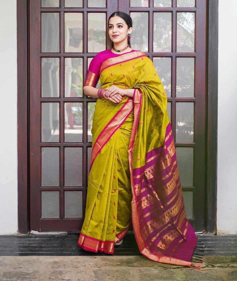 Lichi Silk Saree with Jacquard Weaving & Rich Pallu