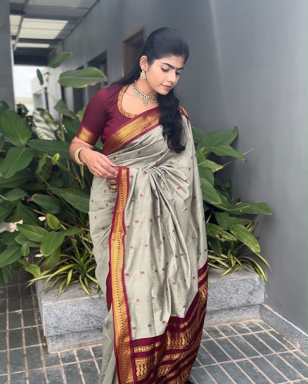 Lichi Silk Saree with Jacquard Weaving & Rich Pallu