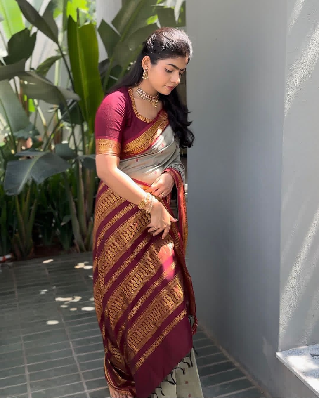 Lichi Silk Saree with Jacquard Weaving & Rich Pallu