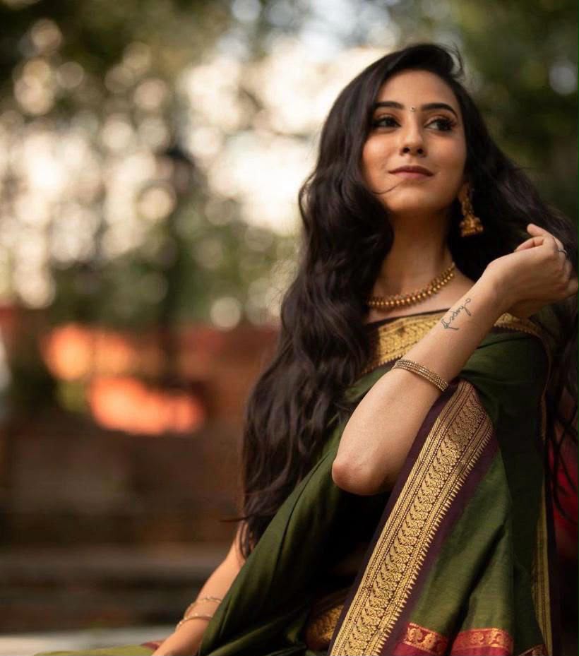 Lichi Silk Saree with Jacquard Weaving & Brocade Blouse