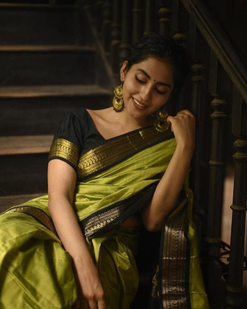 Lichi Silk Saree with Jacquard Weaving & Brocade Blouse